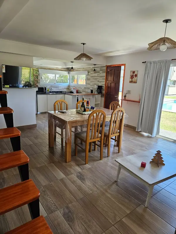 Campo: comedor con vista a la pileta