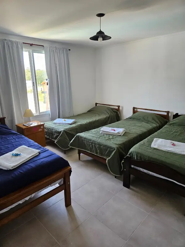 Campo: dormitorio con cuatro camas individuales