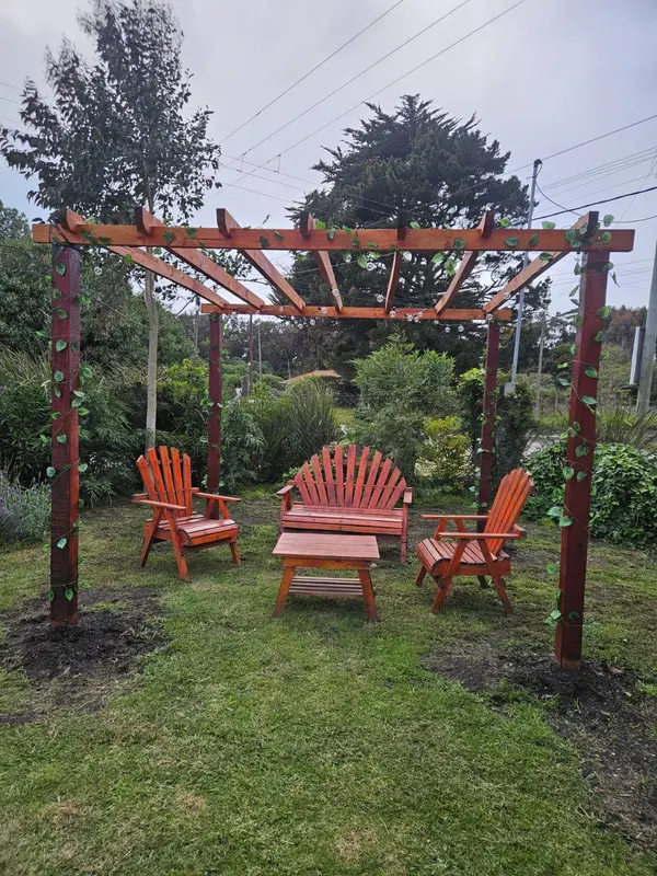 Pérgola con sillones de madera en el parque