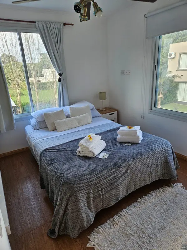 Mar: dormitorio con cama de dos plazas